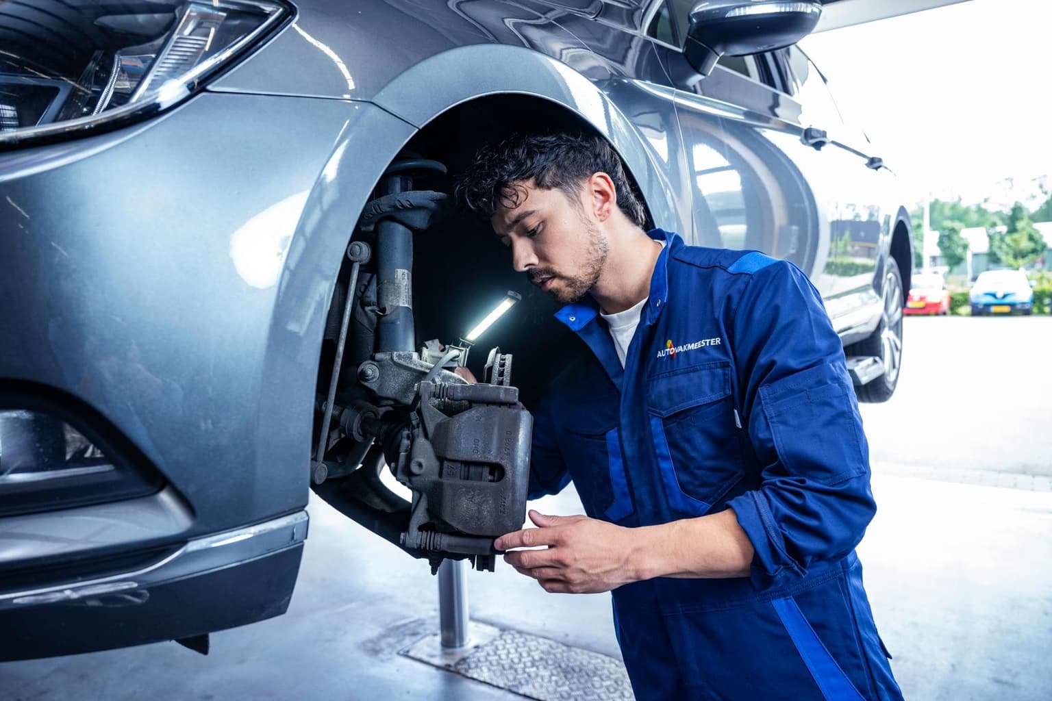 Autovakmeester aan het werk